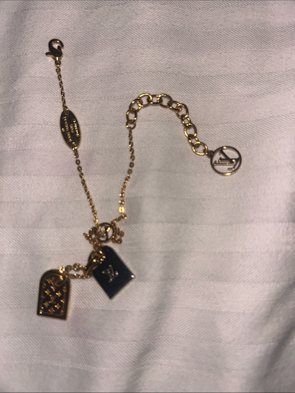 LV Double sided TABLET dual color bracelet 👀🔥🥳🥳❌❌ - Picture 3 of 5
